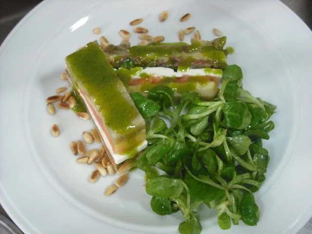 Pastel de queso fresco y verduras confitadas