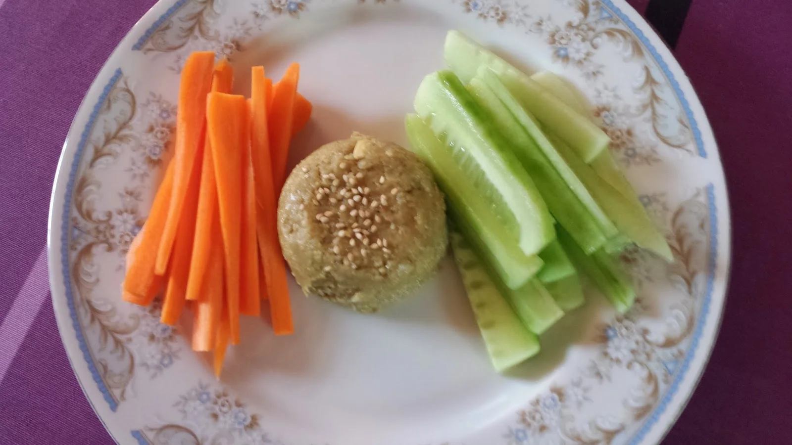 Paté de berenjenas con palitos de zanahoria y pepinos por Michel Quintana