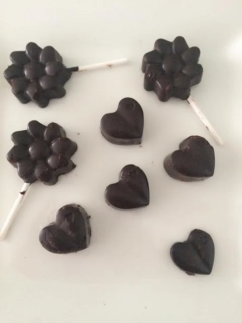 Piruletas y bombones de chocolate ricos, sanos y sencillos