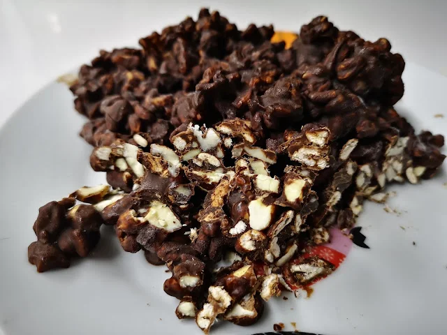 Rocas de chocolate negro con avena y almendras al aroma de mandarina