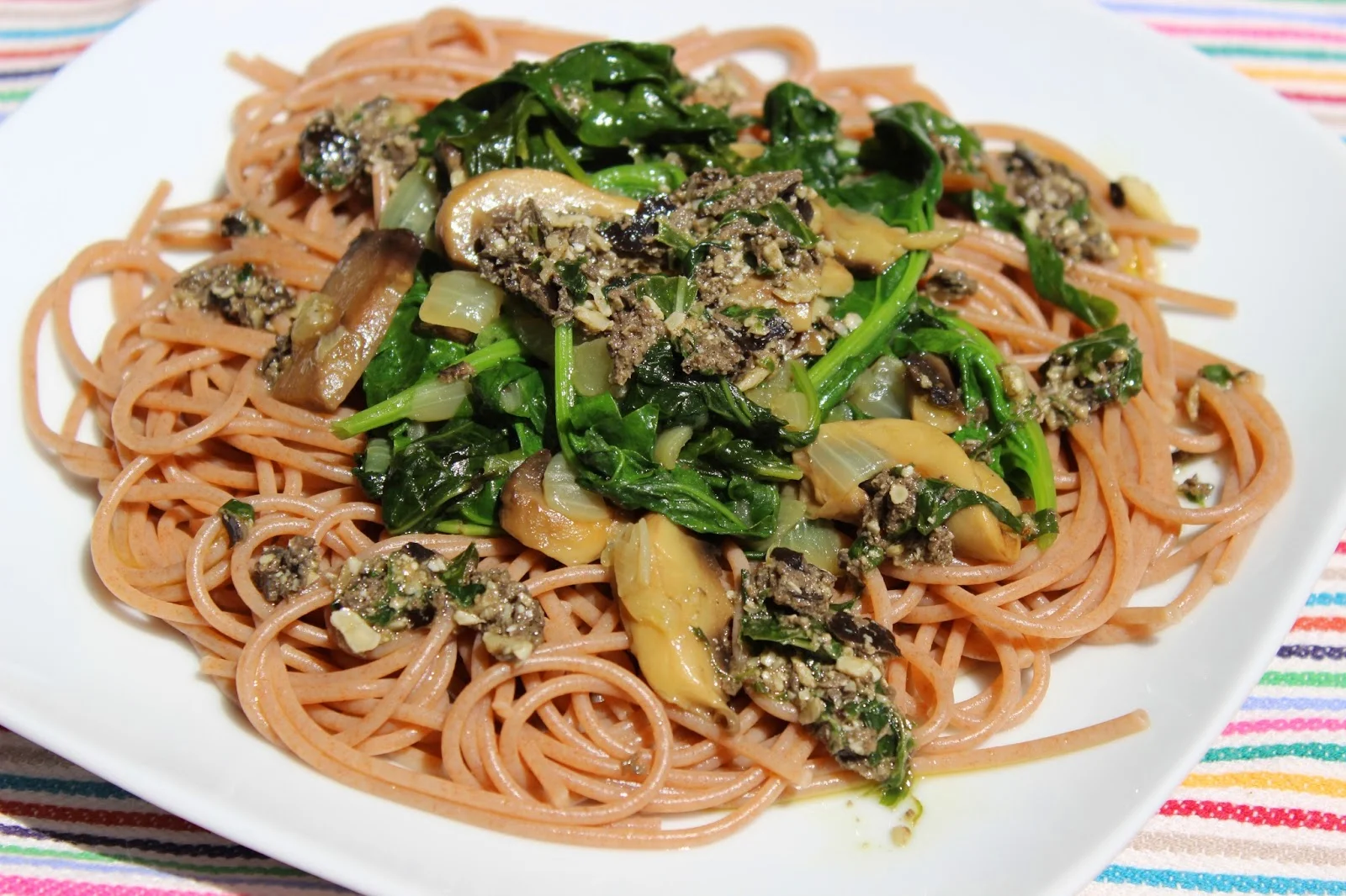 SPAGUETTI DE ESPELTA CON ESPINACAS AL PESTO NEGRO por Esther Manresa