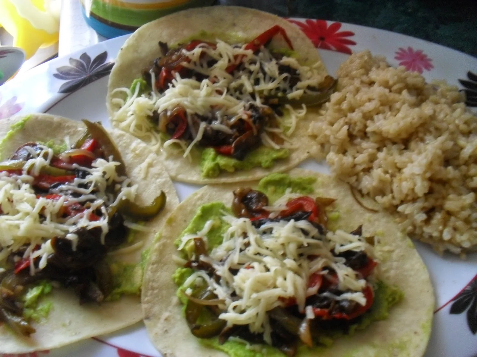 Tacos de champiñones con pimientos y aguacate por Adriana Fernández