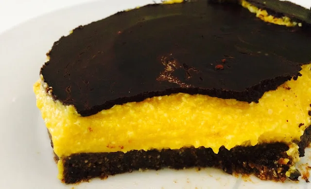 Tarta mousse raw de mango y coco con crujiente de chocolate
