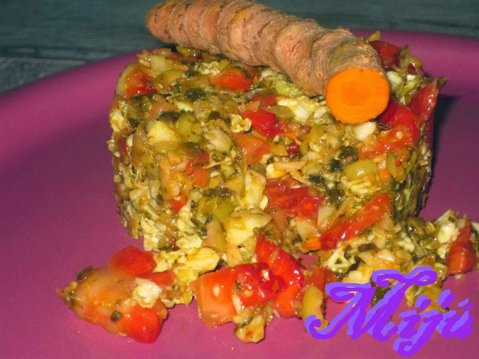 Tartar de cúrcuma fresca con cuscús de repollo