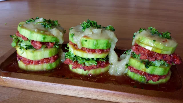 Timbal de calabacín con paté de zanahoria morada y brócoli