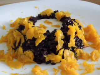 Volcán de arroz negro con salsa de ajo y almendras por Ana