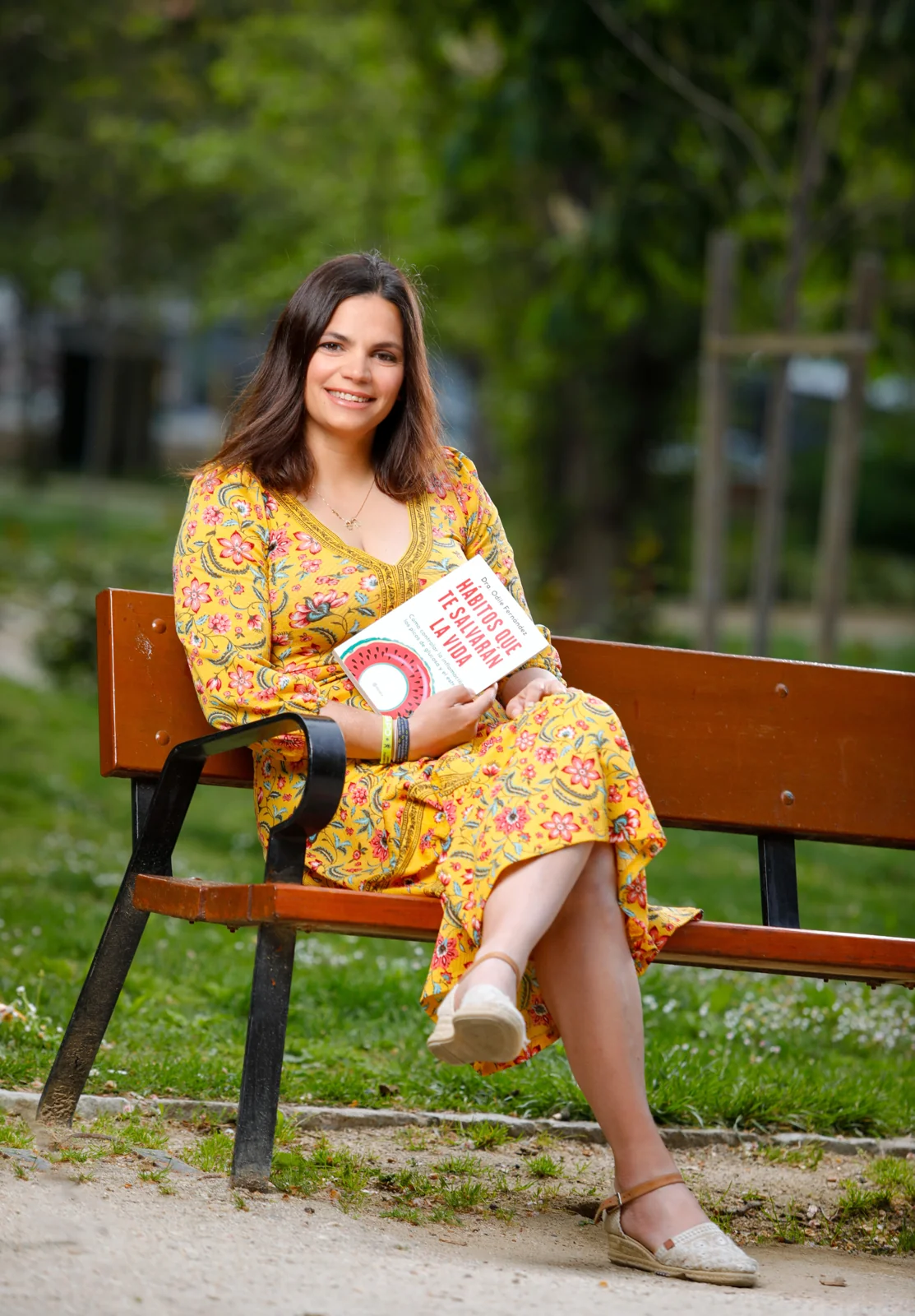 Dra. Odile Fernández con su libro Hábitos que te salvarán la vida — médica de familia, autora y fundadora de OFM Health