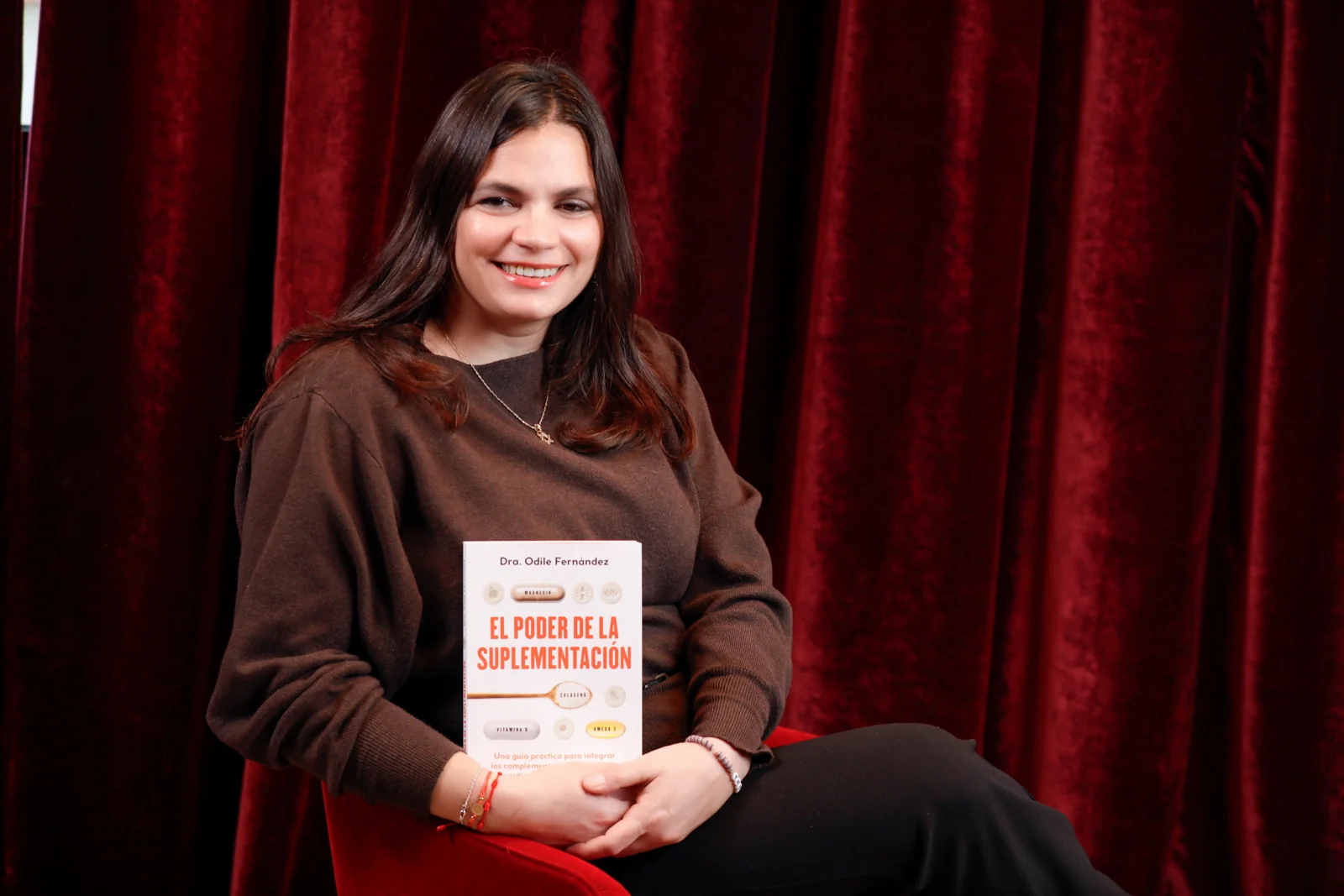 Dra. Odile Fernández con su libro El poder de la suplementación — médica fundadora de OFM Health y autora de la guía sobre complementos alimenticios con evidencia